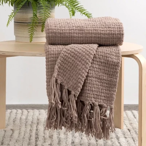 Patura Suzi, cuvertura de pat, tesuta cu franjuri, Eurodrape, bej