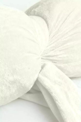 Pernă cu fundă de Crăciun 40x23 de la Spod Igły i Nitki – pernă de catifea crem, certificată Oeko-Tex