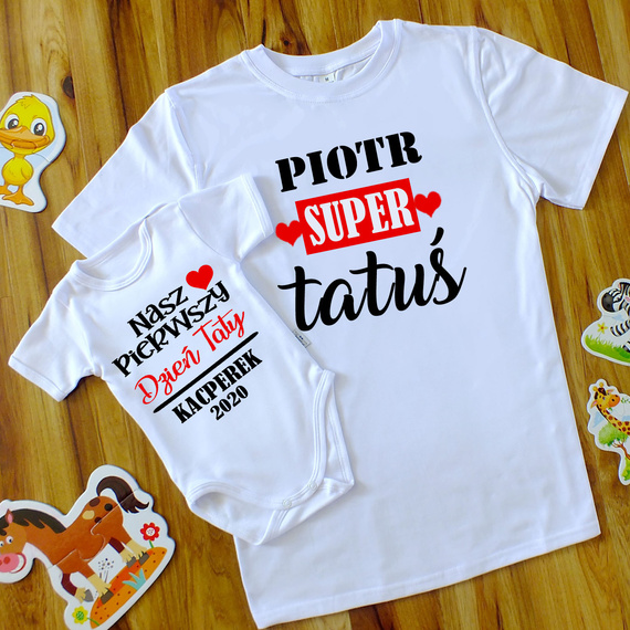 SKU N052TS-1 Set „PRIMUL Nostru de Ziua Tatălui + Super DADDY cu nume” - body + tricou bărbați Moocha, personalizat, din bumbac, cadou perfect de Ziua Tatălui.