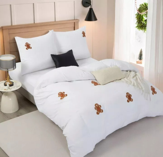 Set de lenjerie de pat din microfibră Cuty Dulce de Crăciun de la Spod Igły i Nitki – alb cu aplicații 3D cu turtă dulce, închidere cu fermoar