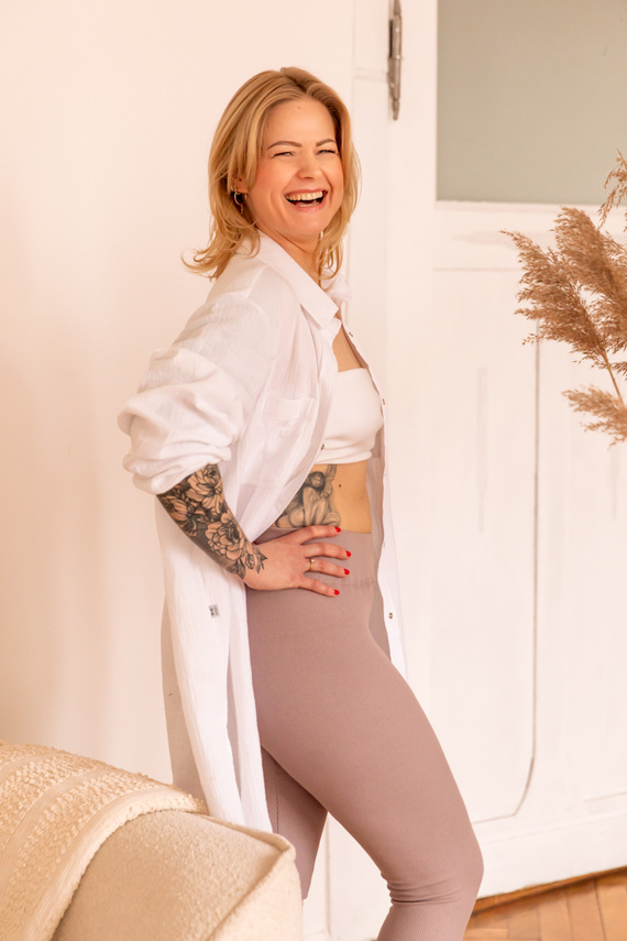 3431B Camasa lunga de muselina Marija - oversize, 100% bumbac, ideala pentru gravide si mamici - alb