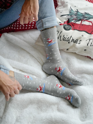 1290-032 Șosete de Crăciun pentru bărbați Milena – Moș Crăciun pe snowboard, melanj deschis