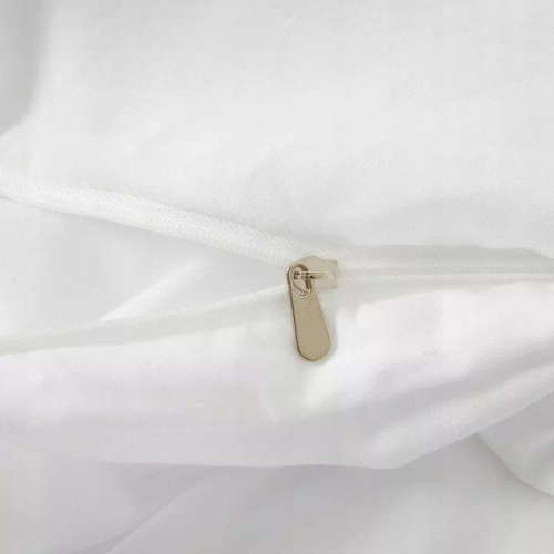 Set de lenjerie de pat din microfibră Cuty Christmas de la Spod Igły i Nitki – alb cu aplicații 3D verzi cu brad de Crăciun, închidere cu fermoar