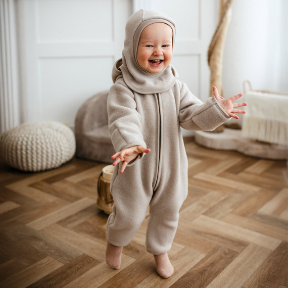 Costum pentru bebelusi din lana merinos Eevi - bej, moale si respirabil