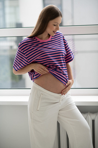 Tricou pentru maternitate și alăptare Mamahood Milk&Love, dungi roz și albastre - confortabil și elegant