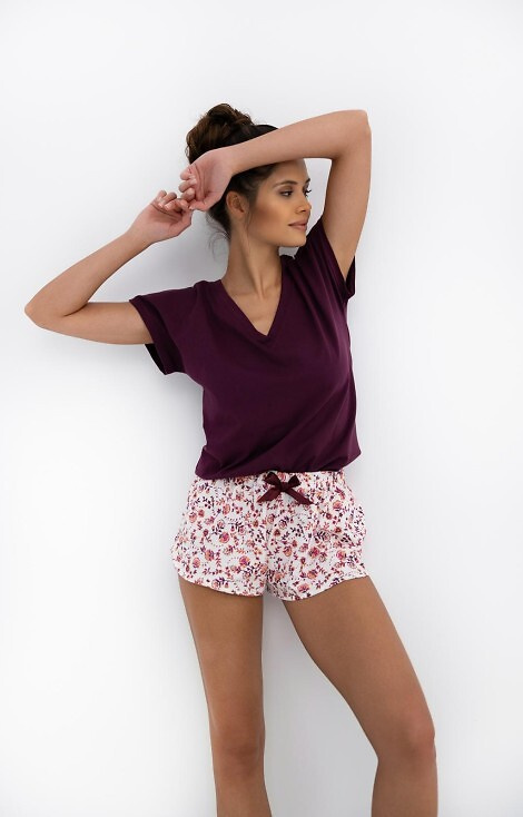 Pijamale de damă Marisol Sensis – Tricou vișiniu, pantaloni scurți cu imprimeu floral, 100% bumbac