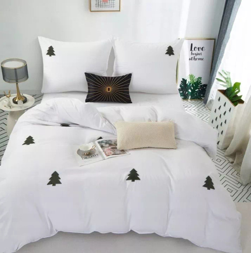 Set de lenjerie de pat din microfibră Cuty Christmas de la Spod Igły i Nitki – alb cu aplicații 3D verzi cu brad de Crăciun, închidere cu fermoar