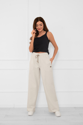 Pantaloni lungi pentru femei Caro bej - pantaloni eleganți, stilați, într-o culoare la modă