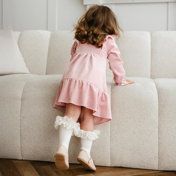 Rochie din catifea Fluffy Tails Eevi – roz, cu volane pe umeri