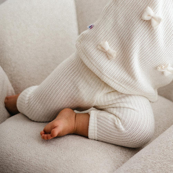 Leggings pentru bebelusi Fluffy Tails Eevi – pulover ecru, cu fundita in talie