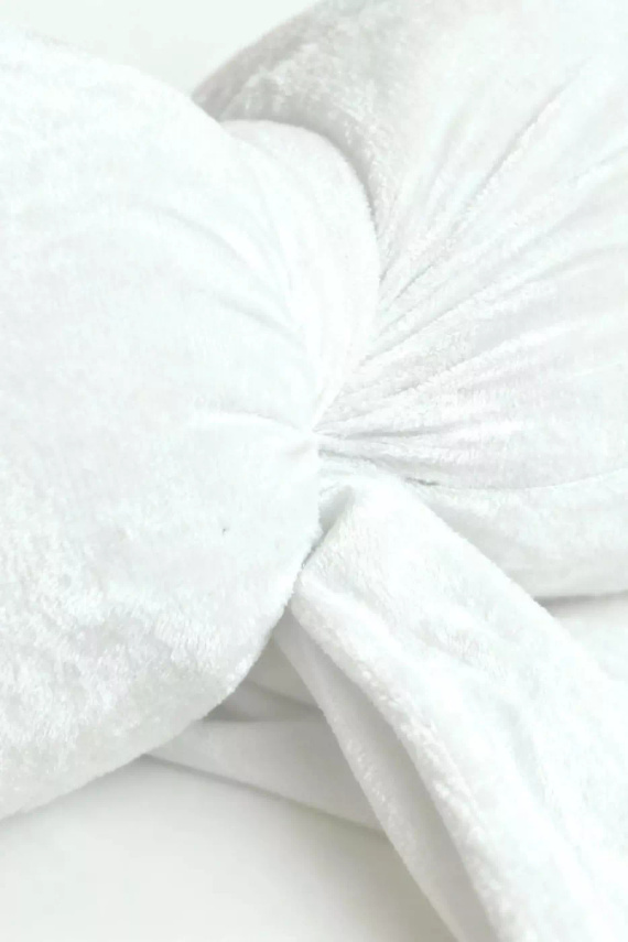 Pernă cu fundă de Crăciun 40x23 de la Spod Igły i Nitki – pernă de catifea albă, certificată Oeko-Tex