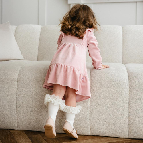 Rochie din catifea Fluffy Tails Eevi – roz, cu volane pe umeri