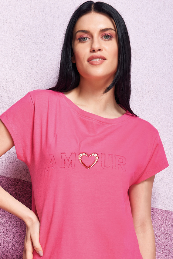 Cămașă de noapte Oxxana Pink – 100% bumbac, inimă brodată, dantelă și volan