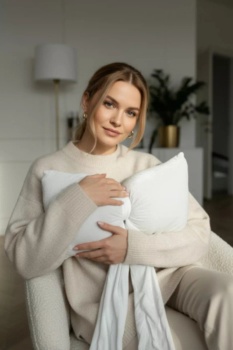 Pernă cu fundă de Crăciun 40x23 de la Spod Igły i Nitki – pernă de catifea crem, certificată Oeko-Tex