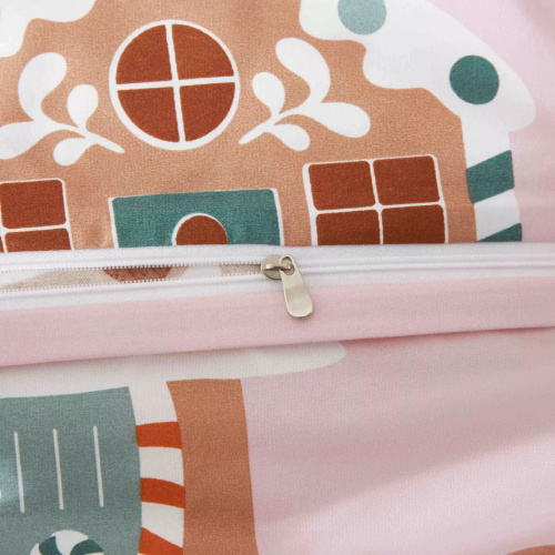 Set de lenjerie de pat din microsatin Gingerhouse, căsuțe de turtă dulce de Crăciun, roz I25, Spod Igły i Nitki – moale, neted și durabil