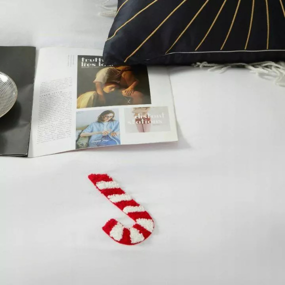 Set de lenjerie de pat din microfibră Cuty Candycanes de Crăciun de la Spod Igły i Nitki – Alb cu aplicații 3D cu acadele, închidere cu fermoar