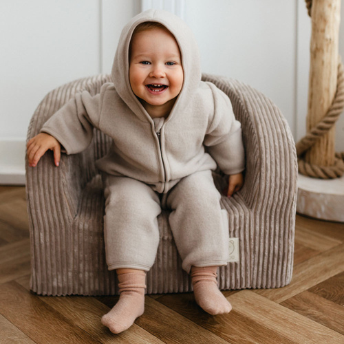 Costum pentru bebelusi din lana merinos Eevi - bej, moale si respirabil